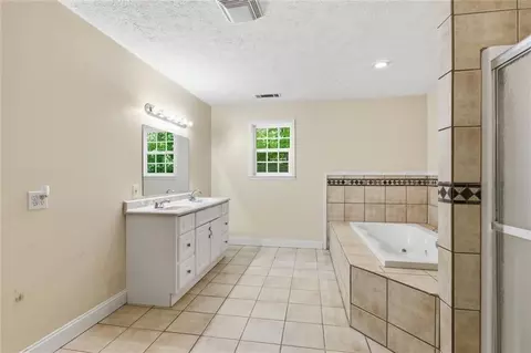 Bath - 3695 Ledan Rd, Gainesville, GA 30506 photo 3 of 7