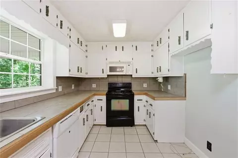 Kitchen - 3695 Ledan Rd, Gainesville, GA 30506 photo 2 of 3