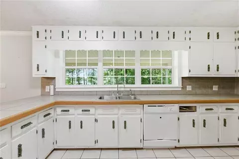 Kitchen - 3695 Ledan Rd, Gainesville, GA 30506 photo 3 of 3