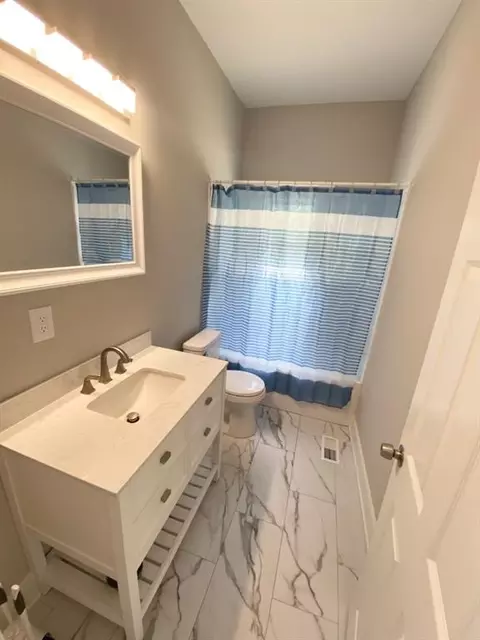 Bath - 702 Roosevelt St, Monroe, GA 30656 photo 2 of 2
