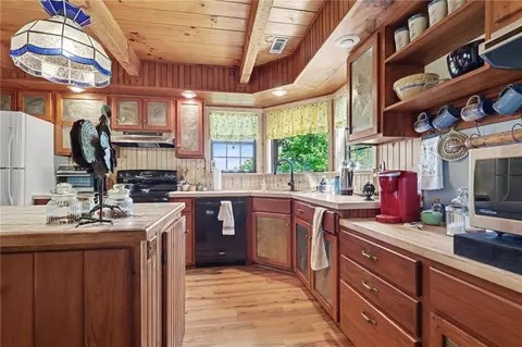 Kitchen - 306 Frontier Rd, Tiger, GA 30576 photo 4 of 4