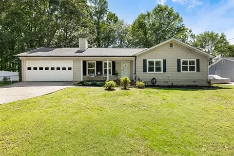5627 Pinewood Dr, Flowery Branch, GA 30542