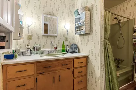Bath - 106 E Valley Rd, Rome, GA 30161 photo 2 of 2