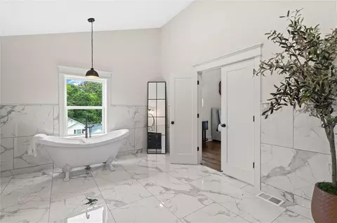 Bath - 6852 Silver Maple Dr, Rex, GA 30273 photo 8 of 11