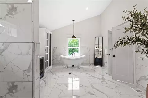 Bath - 6852 Silver Maple Dr, Rex, GA 30273 photo 7 of 11