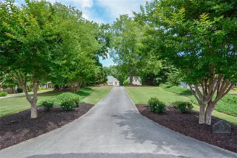 305 Lakeshore Dr, Hartwell, GA 30643