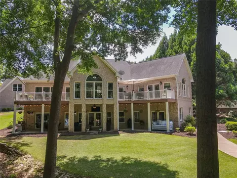 305 Lakeshore Dr, Hartwell, GA 30643