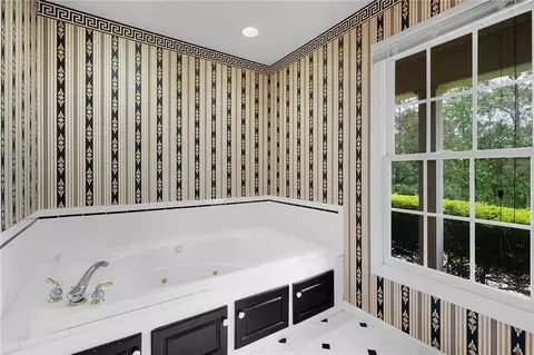 Bath - 337 Fields Ferry Dr NE, Calhoun, GA 30701 photo 3 of 6