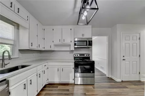 Kitchen - 1530 Plunketts Rd, Buford, GA 30519 photo 4 of 4
