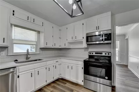 Kitchen - 1530 Plunketts Rd, Buford, GA 30519 photo 3 of 4