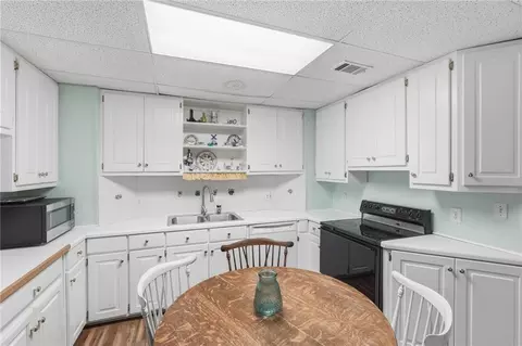 Kitchen - 3725 Ridgeway Ter, Suwanee, GA 30024 photo 6 of 7