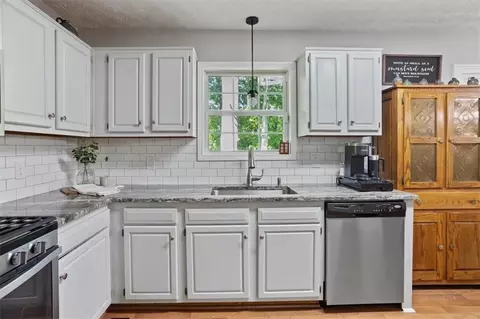Kitchen - 208 Timberline Dr, Jasper, GA 30143 photo 2 of 3
