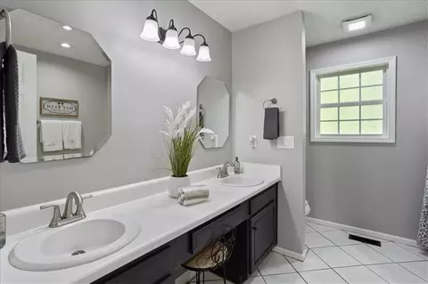Bath - 208 Timberline Dr, Jasper, GA 30143 photo 1 of 5