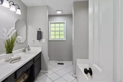 Bath - 208 Timberline Dr, Jasper, GA 30143 photo 2 of 5