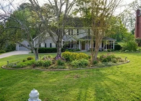 2074 Rockdale Cir, Snellville, GA 30078