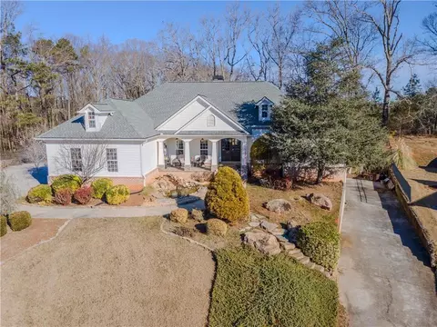410 Caldwell Ln, Hoschton, GA 30548