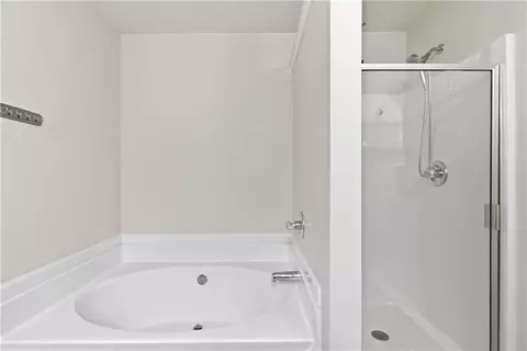 Bath - 1924 Dilcrest Dr, Duluth, GA 30096 photo 3 of 4