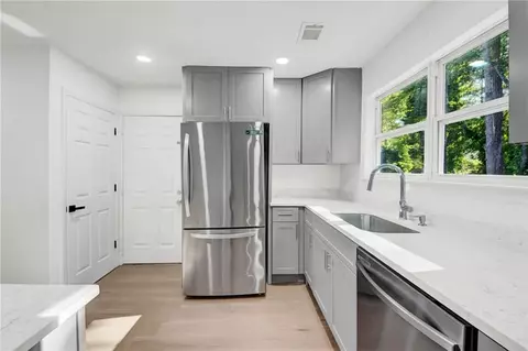 910 Forest Path, Stone Mountain, GA 30088 photo 8
