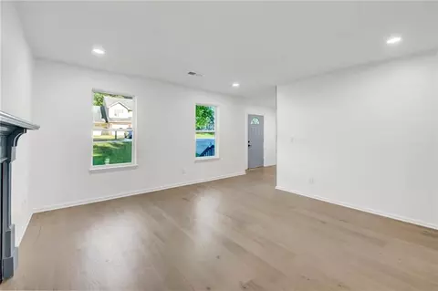 910 Forest Path, Stone Mountain, GA 30088 photo 3