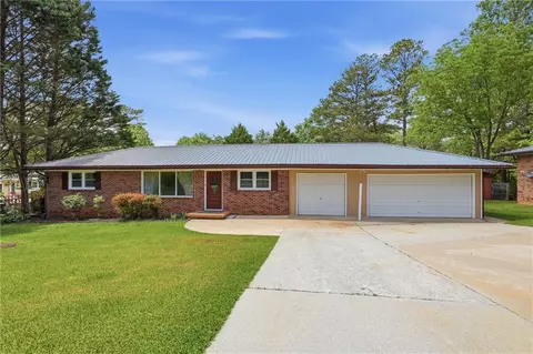 1226 Skyline Dr, Toccoa, GA 30577