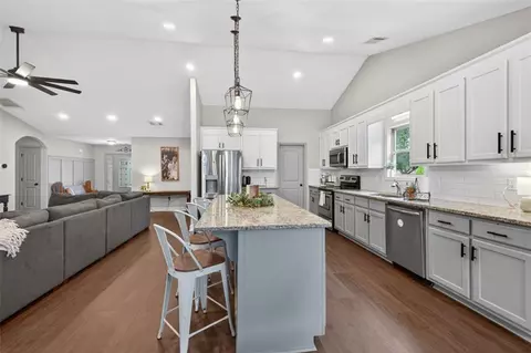 Kitchen - 20 Overlook Ln, Jefferson, GA 30549 photo 4 of 6
