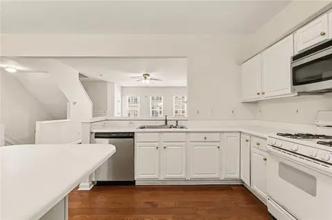 Kitchen - 4001 Howell Park Rd, Duluth, GA 30096 photo 2 of 2
