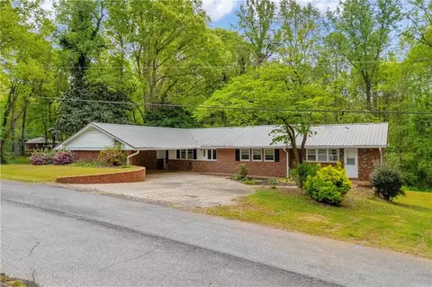 231 Honeysuckle Dr, Commerce, GA 30529