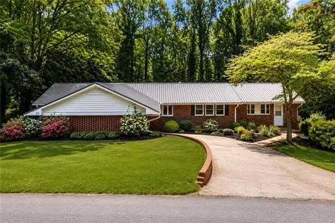 231 Honeysuckle Dr, Commerce, GA 30529