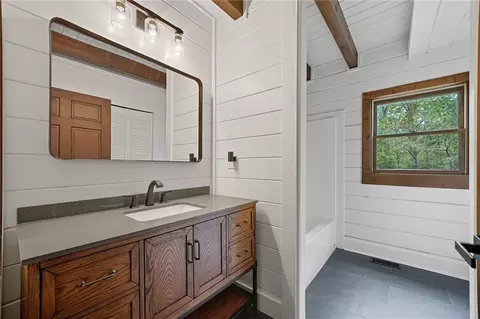 Bath - 509 E Valley Rd NE, Rydal, GA 30171 photo 1 of 2