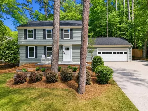 9715 N Pond Cir, Roswell, GA 30076