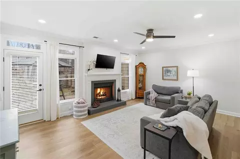 137 Weatherburne Dr, Roswell, GA 30076