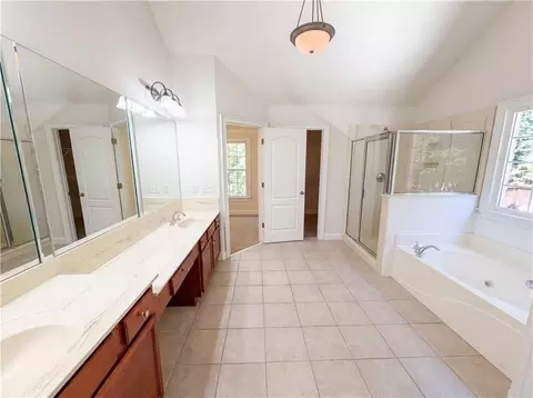 Bath - 861 Windsor Creek Dr, Grayson, GA 30017 photo 2 of 4