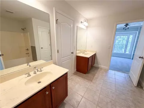 Bath - 861 Windsor Creek Dr, Grayson, GA 30017 photo 3 of 4