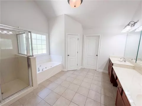 Bath - 861 Windsor Creek Dr, Grayson, GA 30017 photo 1 of 4