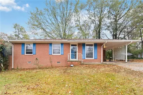 913 Longleaf Dr, Forest Park, GA 30297