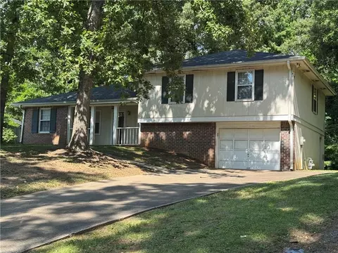 5604 Meadowood Dr, Acworth, GA 30102