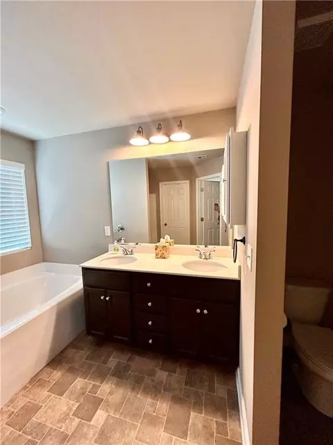 Bath - 94 Heather Ln, Commerce, GA 30529 photo 1 of 2