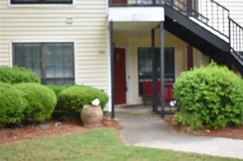 555 Windchase Ln, Stone Mountain, GA 30083