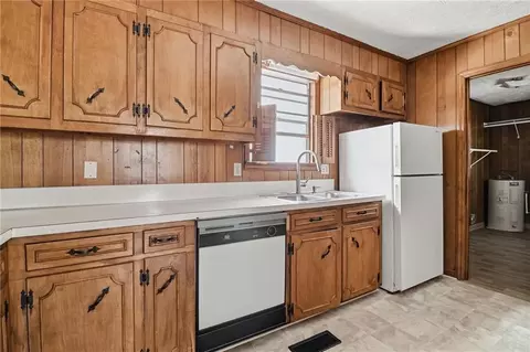 Kitchen - 318 Circle Dr, Calhoun, GA 30701 photo 3 of 4