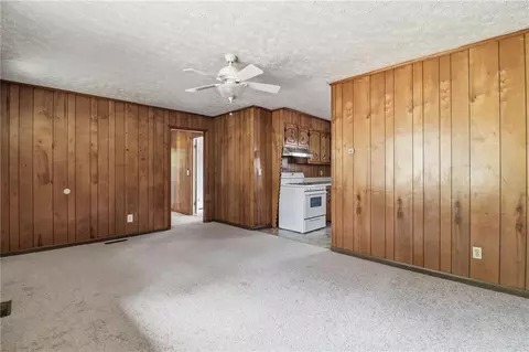 Living - 318 Circle Dr, Calhoun, GA 30701 photo 2 of 4