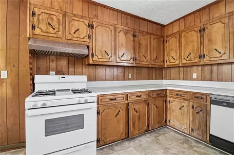 Kitchen - 318 Circle Dr, Calhoun, GA 30701 photo 2 of 4