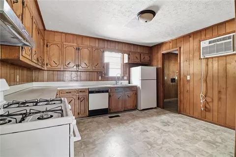 Kitchen - 318 Circle Dr, Calhoun, GA 30701 photo 4 of 4