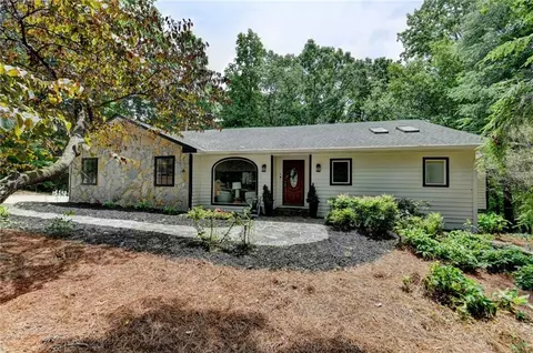 421 Oakleaf Trl, Suwanee, GA 30024