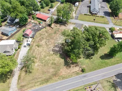 5185 Groovers Landing Rd SE, Acworth, GA 30101