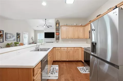 Kitchen - 304 Gable Brook Dr, Grayson, GA 30017 photo 3 of 4