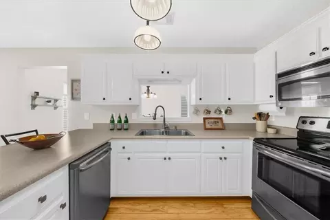 Kitchen - 300 Cobb Ct, Hampton, GA 30228 photo 6 of 7