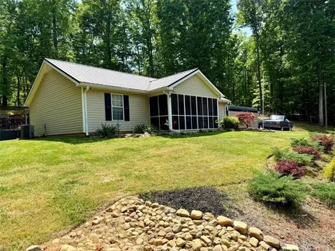 35 Edgewater Dr, Griffin, GA 30223