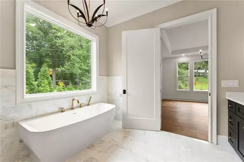 Bath - 1017 Hartwell Xing, Gainesville, GA 30501 photo 4 of 9