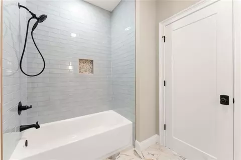 Bath - 1017 Hartwell Xing, Gainesville, GA 30501 photo 6 of 9