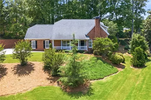 1390 Tennis Court Pl, Roswell, GA 30075